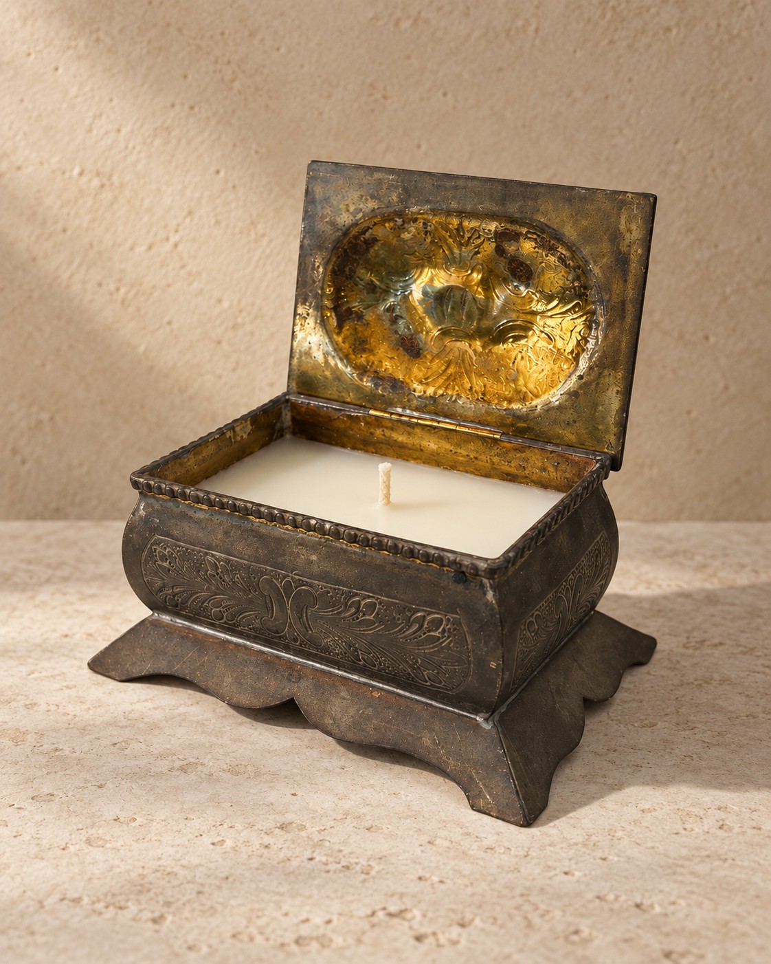 Lidded metal box with integrated rim